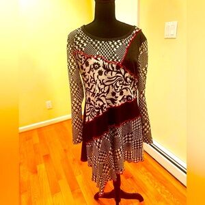 Talk of the walk boutique tunic, beautiful white black and red, high low style L
